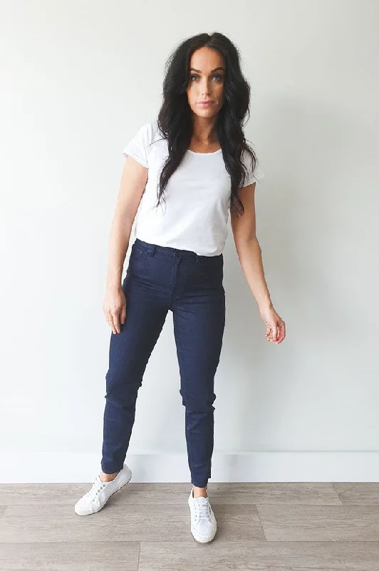 Form-fitting tight trousers for women with slimming effect and flattering cut -Silent Theory The Cindy Jean Indigo