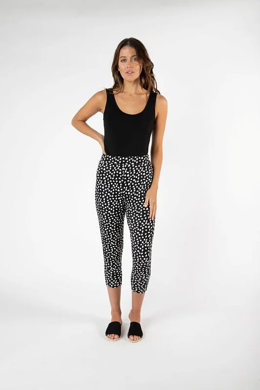 Tight-fitting trousers for men with stretchable material for flexibility and comfort -Betty Basics Lyon Pant Heart Ocelot